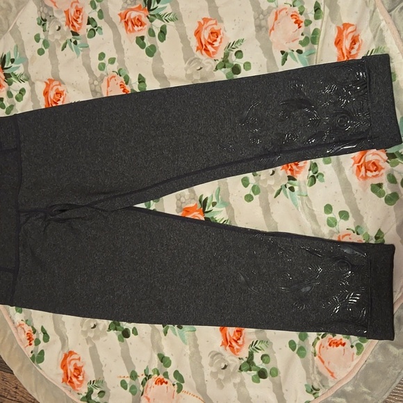 Lululemon Acro Crop Leggings Size 4 - Picture 2 of 7